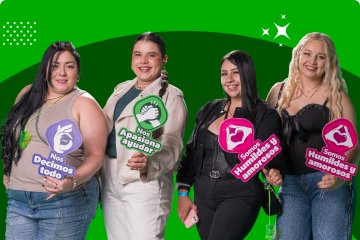 Equipo sosteniendo mensajes de cultura Siigo